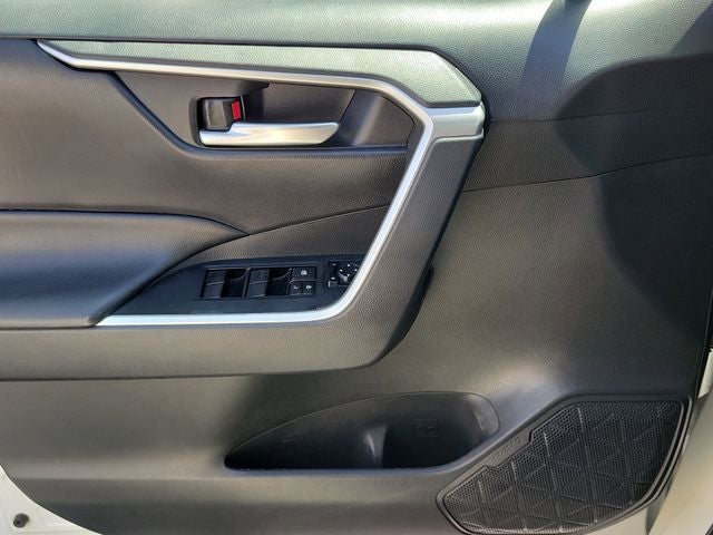 2021 Toyota RAV4 XLE - Photo 15