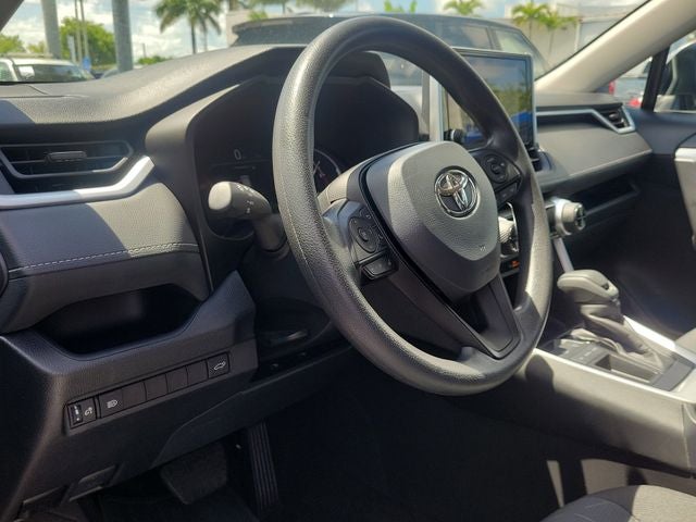 2025 Toyota RAV4 XLE - Photo 39