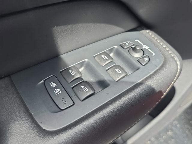 2022 Volvo XC60 B5 Inscription